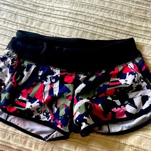 Lululemen multi color shorts. In great condition.worn a few times. Size 4 2.5”